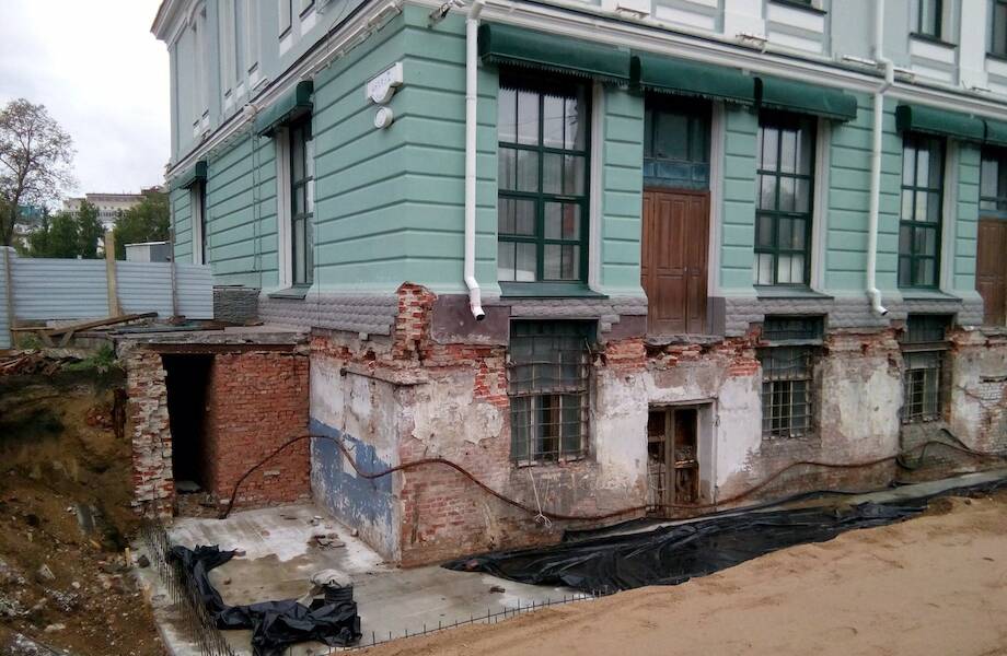 Дома с «закопанным» первым этажом: зачем их начали строить в России