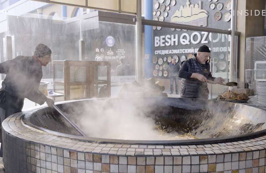 Видео: 100 кг мяса, риса и овощей — как в Узбекистане готовят 350 кг плова каждый день