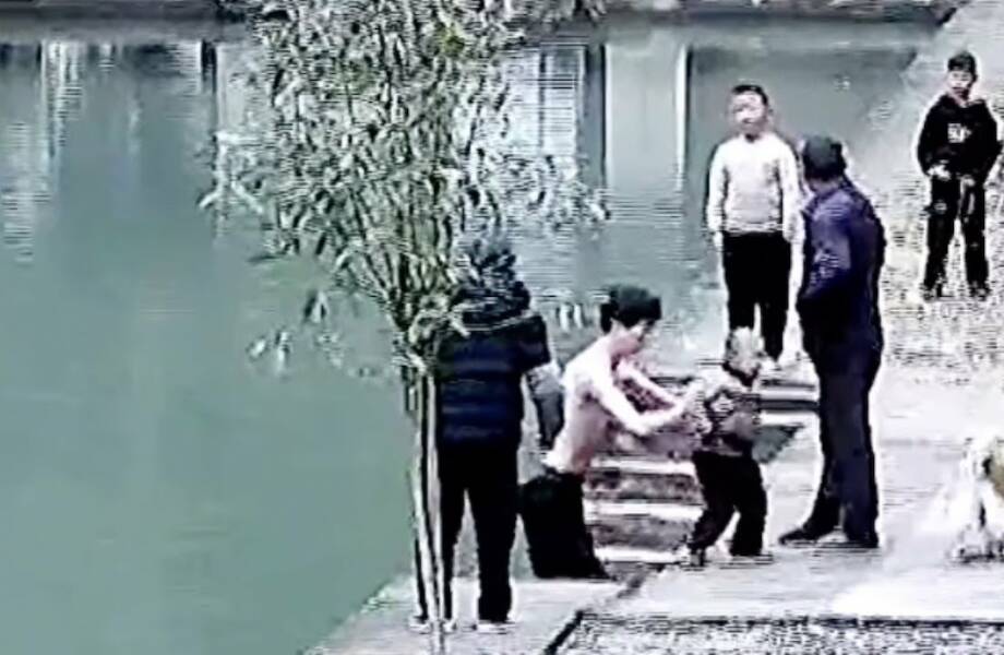 Видео: В Китае прохожий спас тонущего в реке мальчика