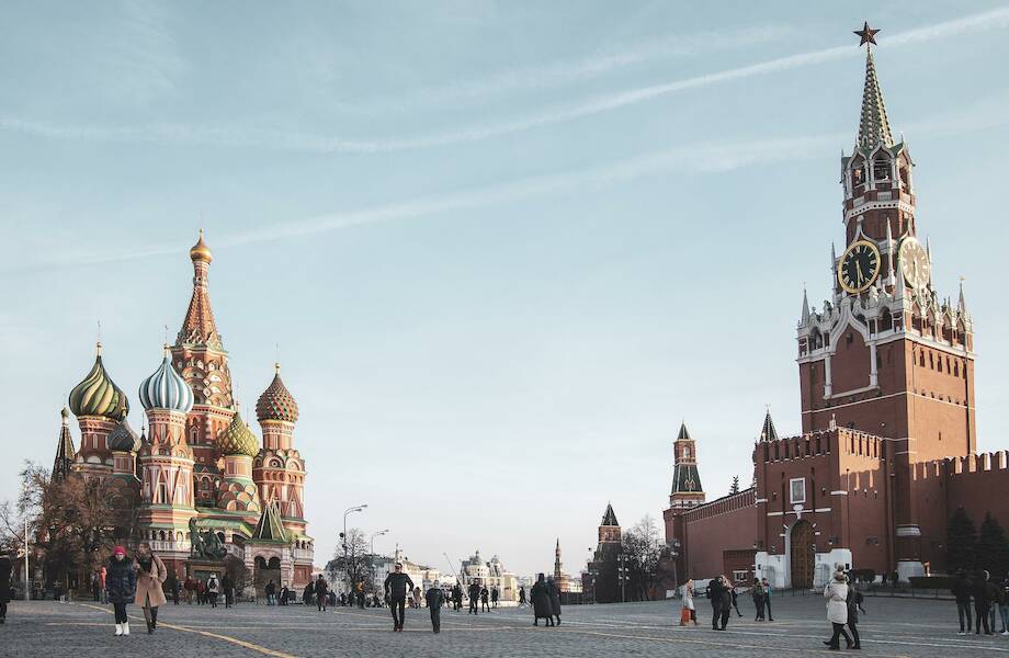 Почему Московский Кремль красного цвета