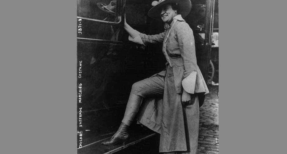 Фото дня: суфражистка, демонстрирующая свои брюки, 1916 год