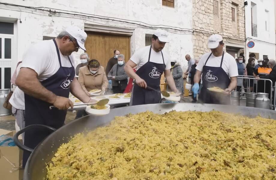 Видео: Секретный ингредиент — как в Валенсии готовят паэлью на 160 кг для 1400 человек