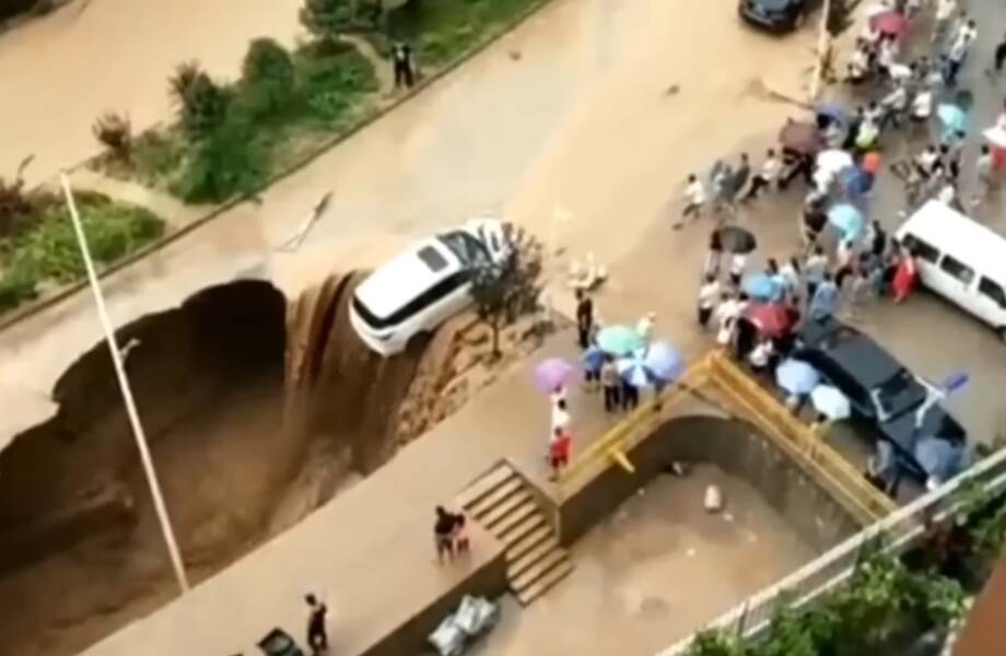 Видео: Сносит грузовики, крыши и дома — к чему приводит сильный шторм