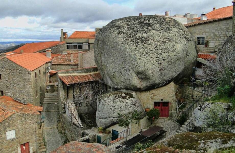 15 фото «самой португальской деревни»​, где дома зажаты между камнями
