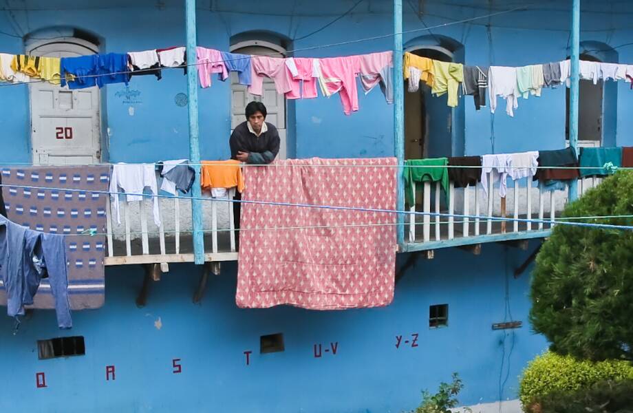 15 фото самой странной тюрьмы в мире, где заключенные живут с семьями
