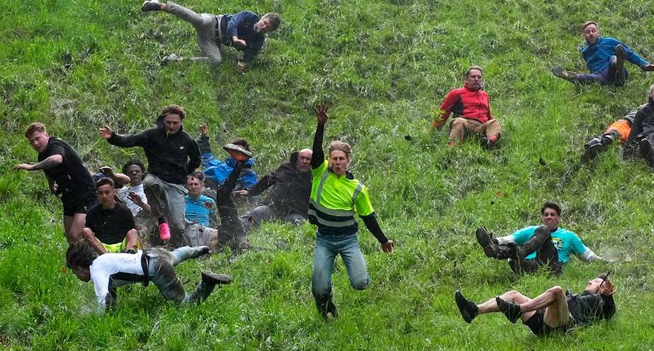 Фото дня: погоня за головкой сыра в Англии