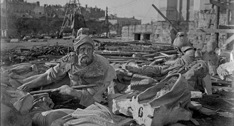 Фото дня: разрушение храма Христа Спасителя в Москве, 1931