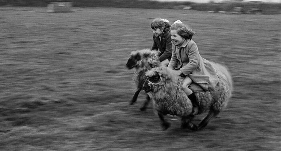 Фото дня: детские игры в 1960-х, Англия