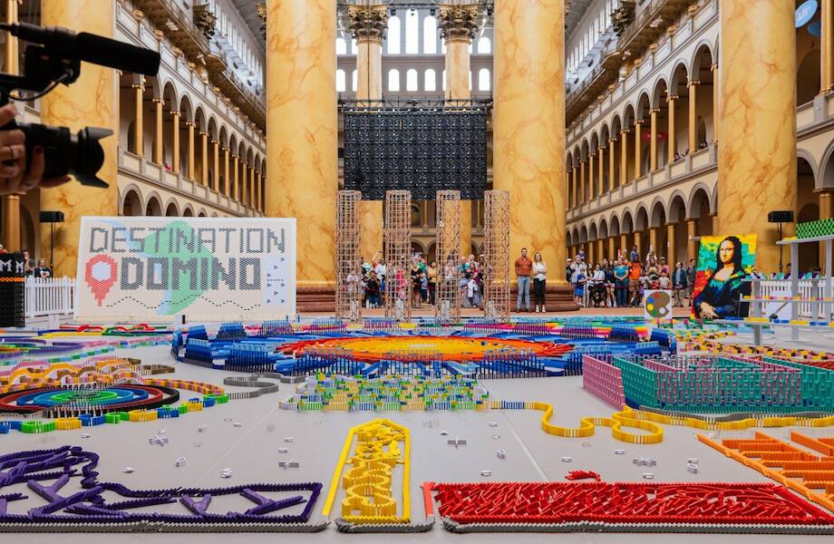  С какой скоростью опрокидываются 100 тысяч костяшек домино