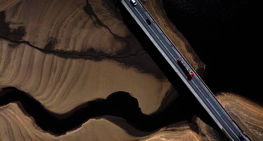 Фото дня: пересохшее водохранилище, Дербишир, Англия