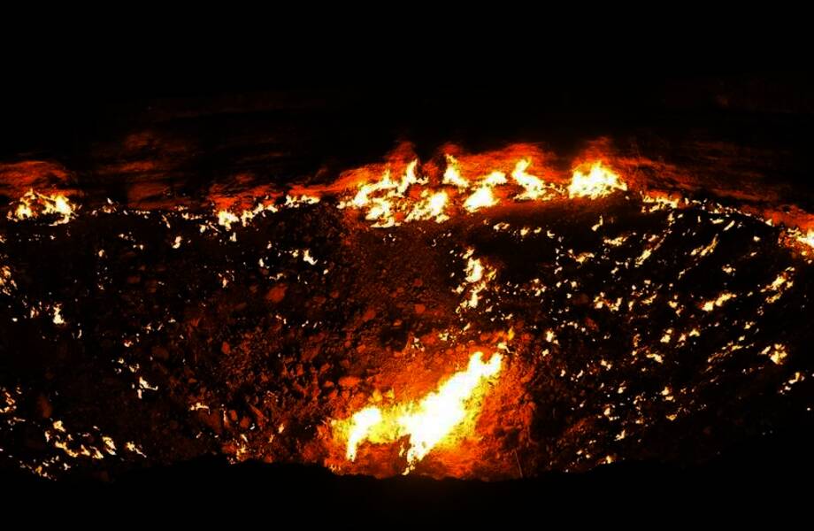 «Врата ада» начали остывать: самый большой в мире горящий газовый кратер угасает