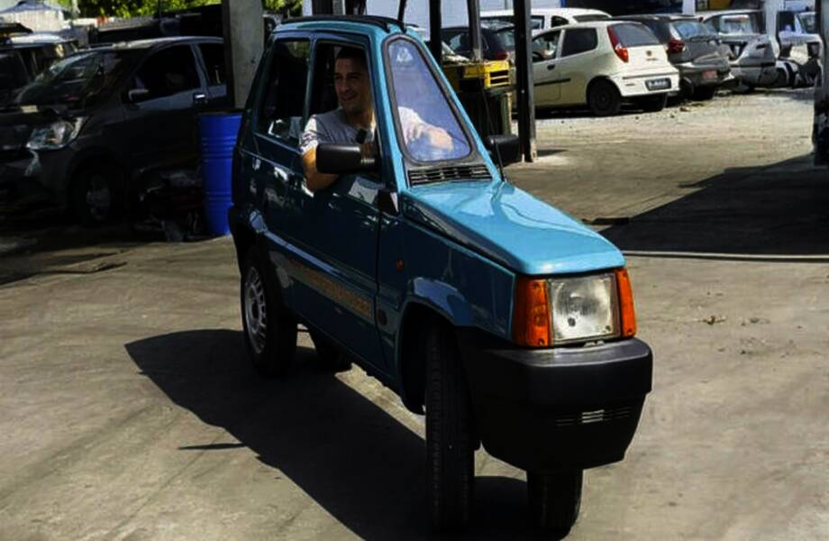 Итальянский механик создал самый узкий автомобиль в мире из старого Fiat