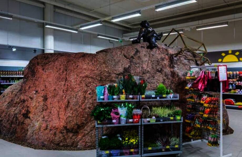 Как посреди супермаркета в эстонском городке появился гигантский камень