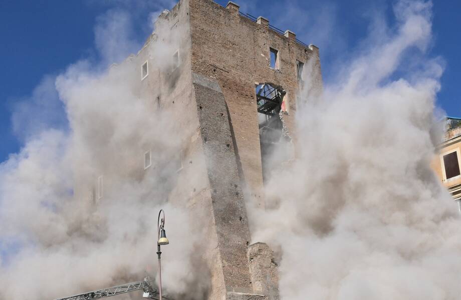 Рядом с Колизеем обрушилась средневековая башня Рядом с Колизеем обрушилась средневековая башня